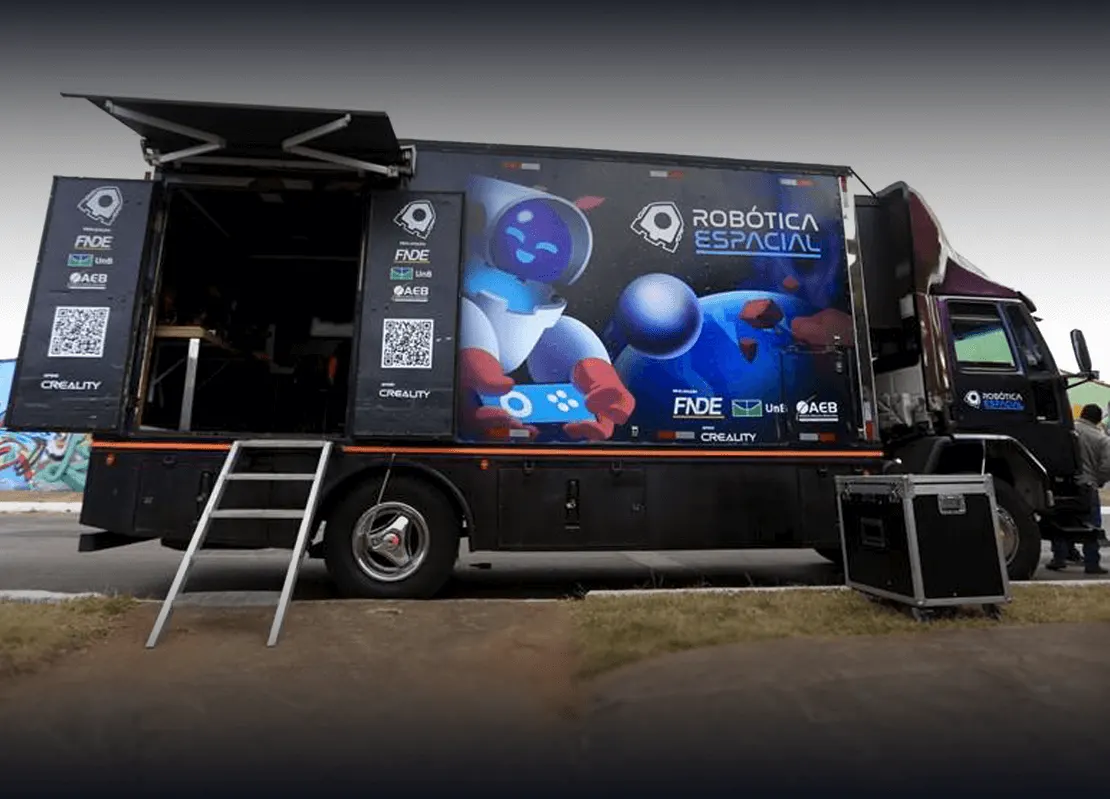 CyberTruck BeByte em operação em um evento