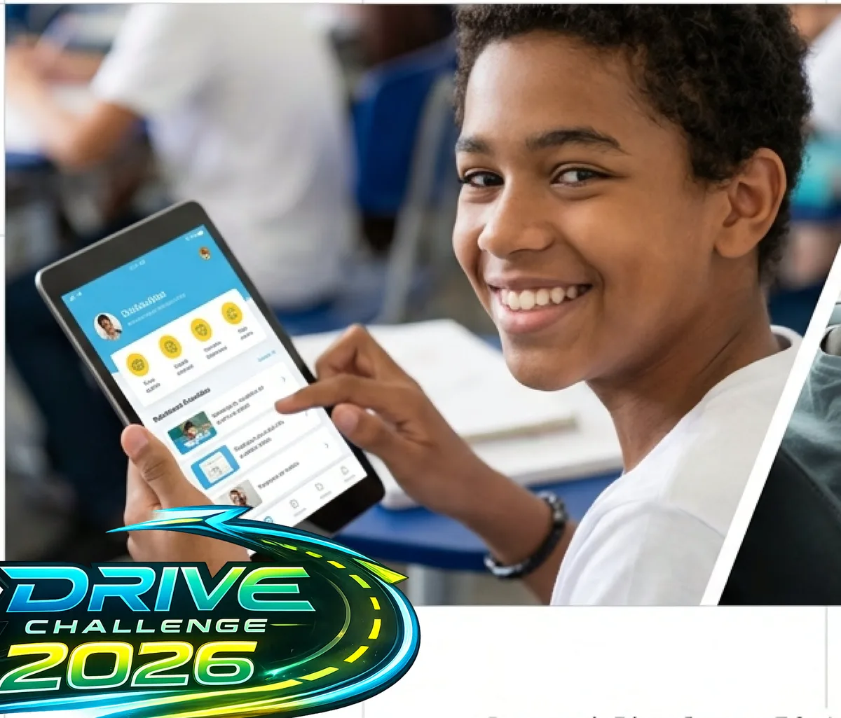 Estudante sorrindo em sala de aula usando o app Drive Challenge em um tablet